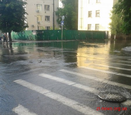 У центрі Житомира через сильний дощ утворилося озеро