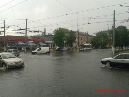 У центрі Житомира через сильний дощ утворилося озеро