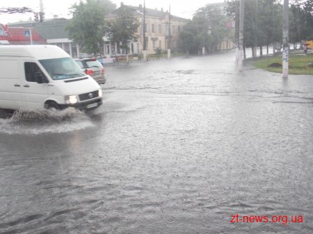 У центрі Житомира через сильний дощ утворилося озеро