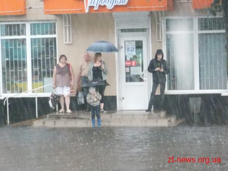 У центрі Житомира через сильний дощ утворилося озеро