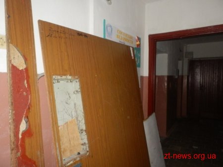 Після приїзду журналістів у ЖБК «Космос» знайшли гроші на ремонт одразу 2 ліфтів