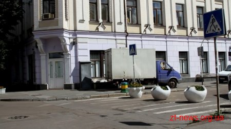 Не дивлячись на загороджений в’їзд, автомобілі заїжджають на Михайлівську