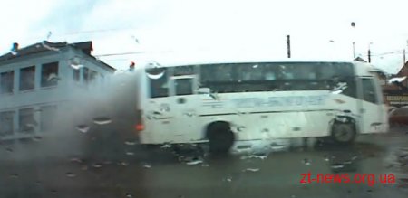 У Житомирі водій мікроавтобусу не зважав на пожежу в салоні та їхав далі
