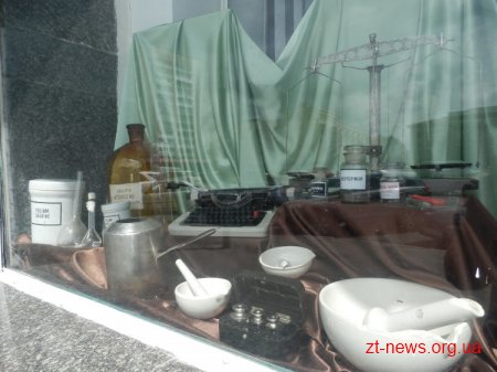У одній з аптек Житомира зробили імпровізовану виставку старого аптечного приладдя