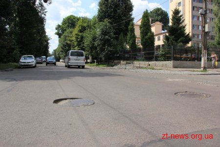 Житомирські комунальники звернули увагу на стан люків