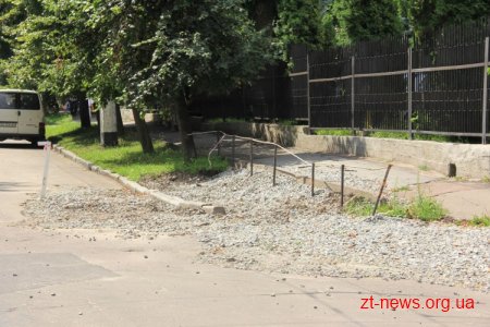 Житомирські комунальники звернули увагу на стан люків