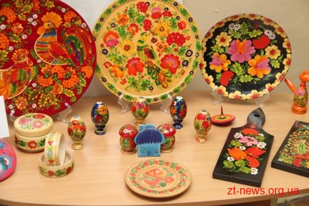 Юні художники з Бердичева представили свої твори у стилі "петриківки" на виставці в Житомирі