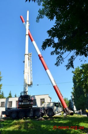 У Житомирі на Польовій встановили нову трубу замість аварійної