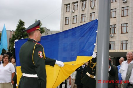 На головному майдані міста Житомира піднято національний стяг