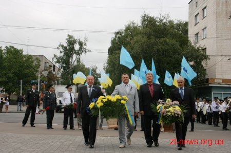 На головному майдані міста Житомира піднято національний стяг