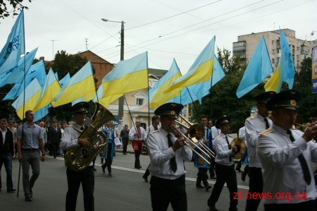 На головному майдані міста Житомира піднято національний стяг