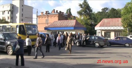 У Житомирі люди перекрили рух автомобілів через відсутність коштів на підключення нового будинку до опалення