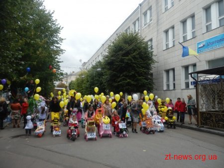 У Житомирі вже традиційно зранку провели парад дитячих візочків
