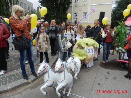 У Житомирі вже традиційно зранку провели парад дитячих візочків