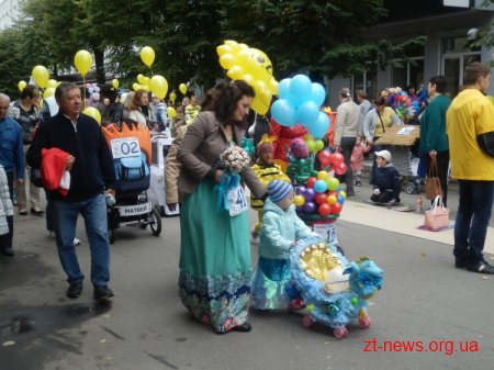 У Житомирі вже традиційно зранку провели парад дитячих візочків