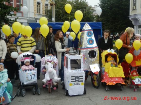 У Житомирі вже традиційно зранку провели парад дитячих візочків