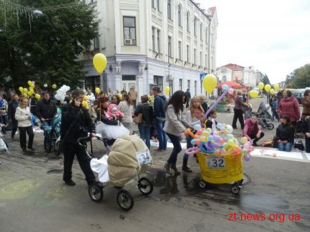 У Житомирі вже традиційно зранку провели парад дитячих візочків