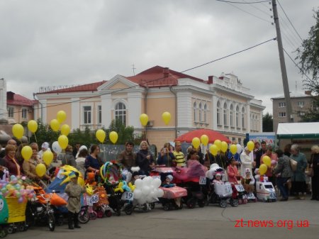 У Житомирі вже традиційно зранку провели парад дитячих візочків