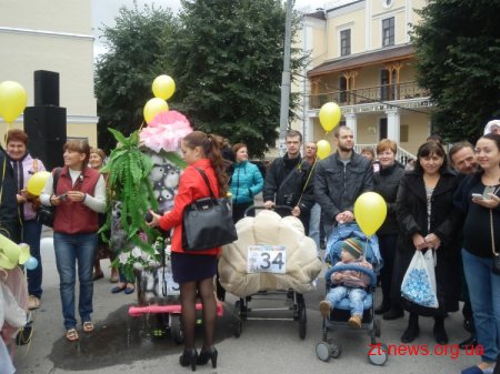 У Житомирі вже традиційно зранку провели парад дитячих візочків