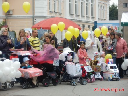 У Житомирі вже традиційно зранку провели парад дитячих візочків