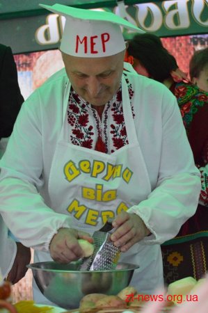 Як коростенці гостей пригощали та VI щорічний фестиваль дерунів святкували