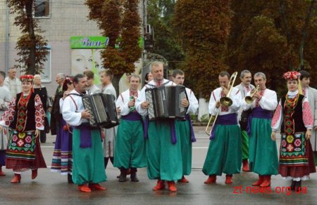 Як коростенці гостей пригощали та VI щорічний фестиваль дерунів святкували