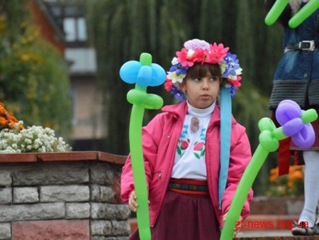 Як коростенці гостей пригощали та VI щорічний фестиваль дерунів святкували