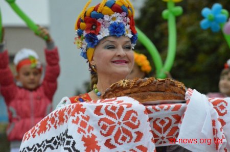 Як коростенці гостей пригощали та VI щорічний фестиваль дерунів святкували