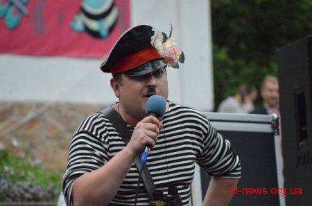 Як коростенці гостей пригощали та VI щорічний фестиваль дерунів святкували