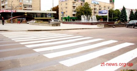 У Житомирі почали наносити пластикову дорожню розмітку