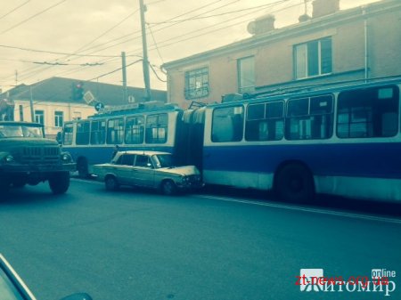 У Житомирі п'яні молодики в'їхали у тролейбус