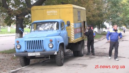 Водоканал перекриваючи боржникам каналізацію через дах, вибиває гроші