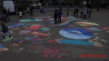 У Житомир прийшла космічна весна – на майданчику біля кінотеатру "Жовтень" стараннями жителів міста зацвіло яскраве панно