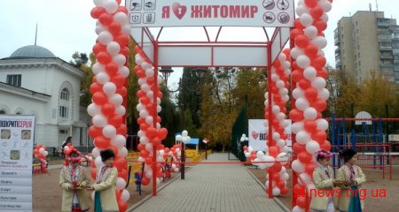У Житомирі урочисто відкрили дитячий майданчик поблизу Мистецьких воріт