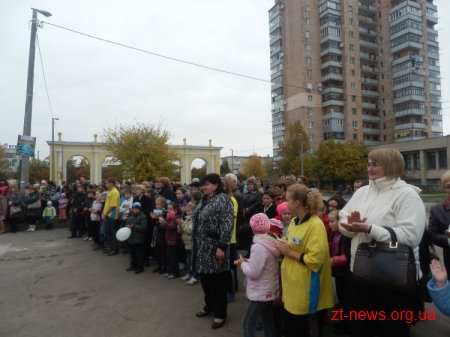 У Житомирі урочисто відкрили дитячий майданчик поблизу Мистецьких воріт