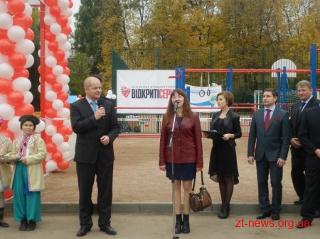 У Житомирі урочисто відкрили дитячий майданчик поблизу Мистецьких воріт
