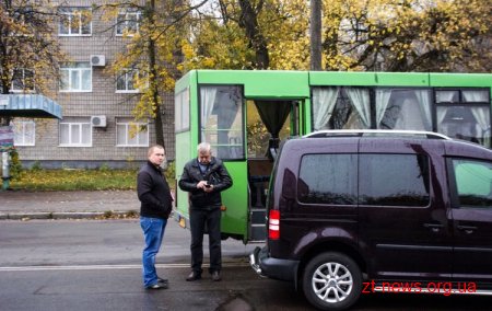 У Житомирі маршрутка виїхала на зустрічну та зіткнулася з ВАЗ 2107