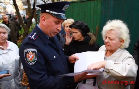 У Житомирі люди на знак протесту проти незаконного будівництва повалили паркан