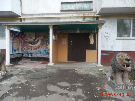 У Житомирі є незвичайний під'їзд у якому можна побачити ракети, кораблі, персонажів мультфільмів