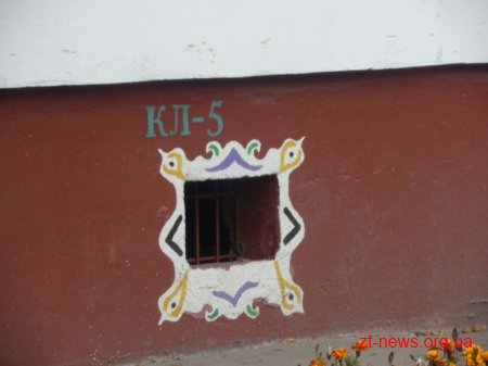 У Житомирі є незвичайний під'їзд у якому можна побачити ракети, кораблі, персонажів мультфільмів