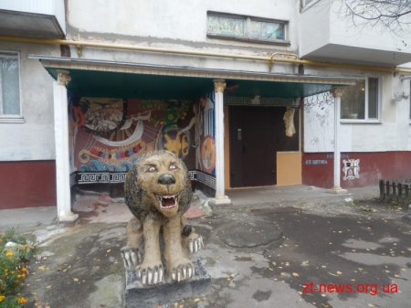 У Житомирі є незвичайний під'їзд у якому можна побачити ракети, кораблі, персонажів мультфільмів