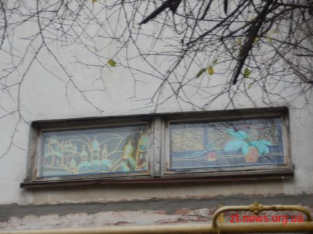 У Житомирі є незвичайний під'їзд у якому можна побачити ракети, кораблі, персонажів мультфільмів