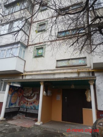 У Житомирі є незвичайний під'їзд у якому можна побачити ракети, кораблі, персонажів мультфільмів