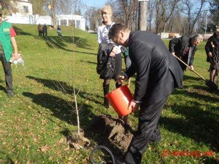 У Житомирі до 95-річчя ВЛКСМ посадили дерева та представили 3 нових іменних лавки