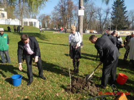 У Житомирі до 95-річчя ВЛКСМ посадили дерева та представили 3 нових іменних лавки