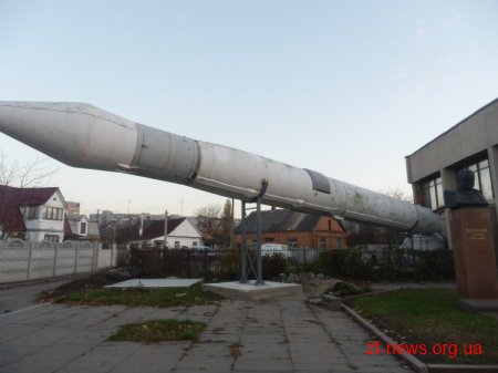 У Житомирі поруч з музеєм космонавтики встановили ракету Р-12 У Житомирі поруч з музеєм космонавтики встановили ракету Р-12