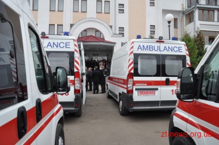 Очільники області вручили Центру екстреної медичної допомоги та медицини катастроф 6 санітарних реанімобілів