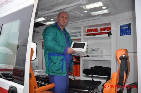 Очільники області вручили Центру екстреної медичної допомоги та медицини катастроф 6 санітарних реанімобілів