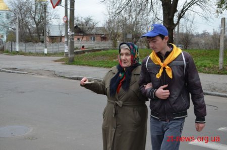 У Житомирі волонтери та незрячі закликали водіїв бути уважними до проблем людей із вадами зору
