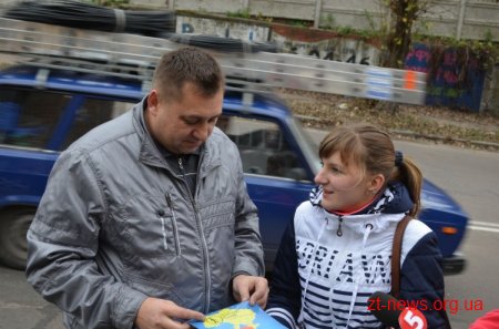 У Житомирі волонтери та незрячі закликали водіїв бути уважними до проблем людей із вадами зору